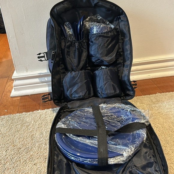 Cute picnic bag with plates, cutlery and glasses. - Picture 3 of 4